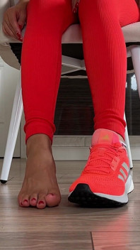 Chaussures et pieds jouent sous la table