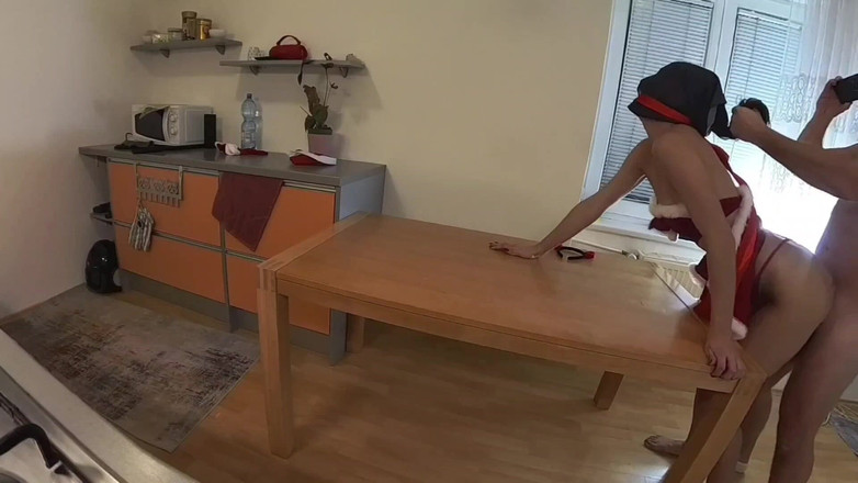 Christi: スポーティーな女の子がきついアソコをサンタクロースから拒否