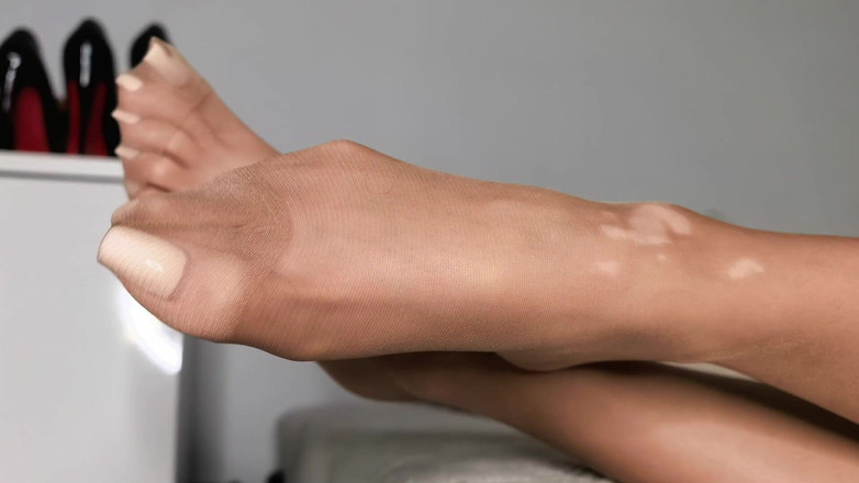 Goddess Lena: Strumpfhose, Heels Und Meine Perfekte Füße