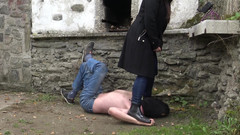 femdomlimits: Slaven trampades hårt ner med gummistövlar