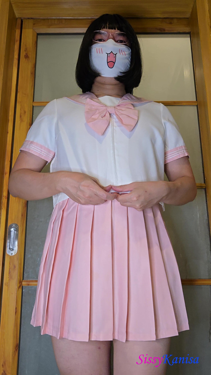 SissyKanisa: シシー・カニサの試着室:ピンクのセイフク(日本のセーラースクールの制服)を試着してください)