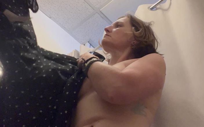 MistressWriggler: Att få Stark Bollock naken på en offentlig plats för...