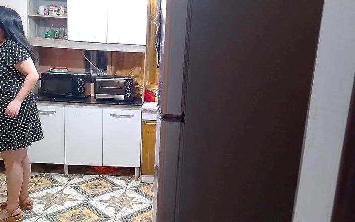 BBW Kelly Mom: Filmszene zwischen Töpfen und Pfannen ficken in der küche