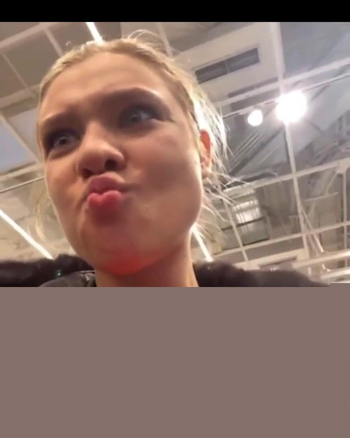 JuiceLussie: Onanerar i ett omklädningsrum