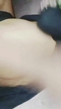 Üvey kız kardeşle porno izliyor ve sert seks hikayesini sikiyor