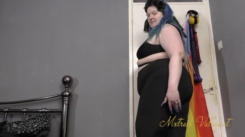 Mxtress Valleycat: Yoga pants show off