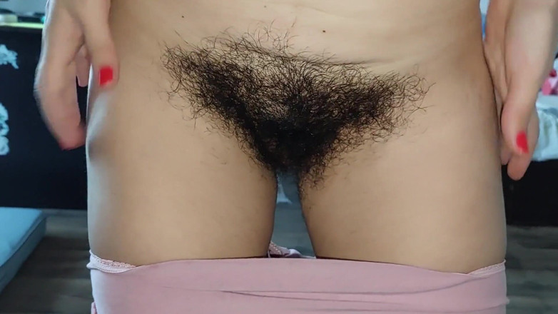 Amateur_MS: Mamá caliente se mete los dedos en el coño peludo