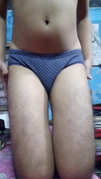 Ragazzo teenager indiano che indossa reggiseno blu e mutandine a pois