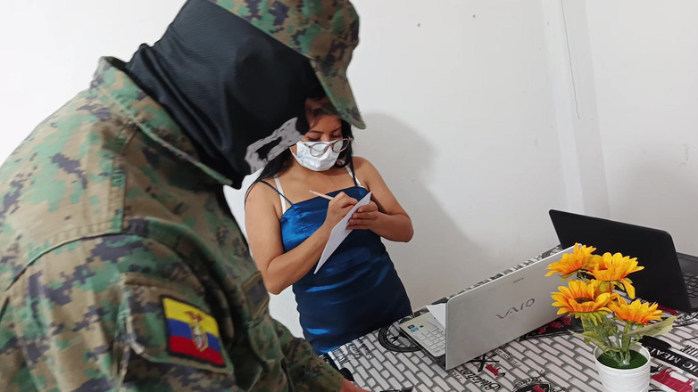 NEGRITA SEXY: 컴퓨터 가게를 방문하고 직원을 따먹는 군인