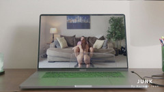 Junk Productions: Holka je přistižena na zoomu a přistižena při kouření přítele...