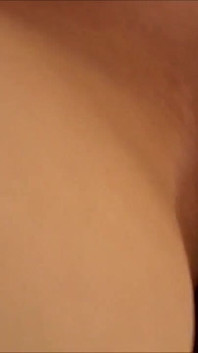 Bruna sexy fa un pompino perfetto