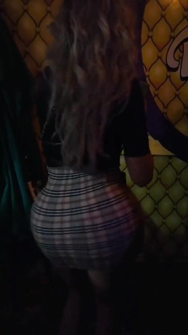 Barbietransxxxx: Tranny ukazuje tělo