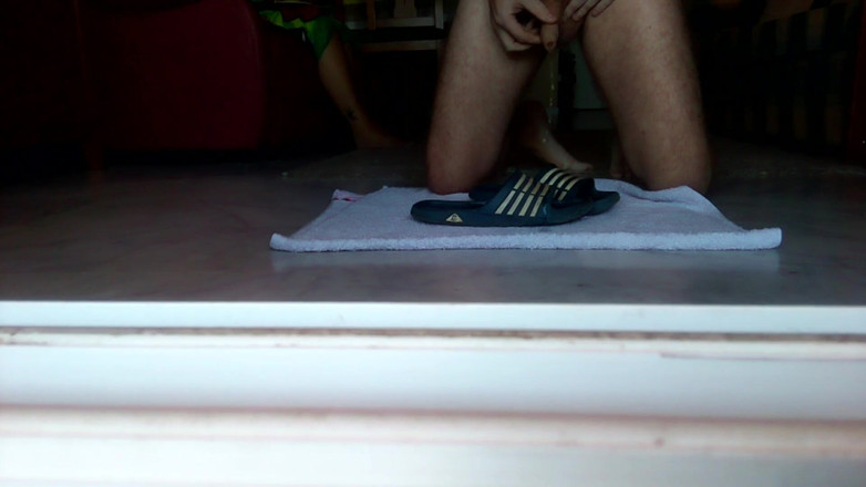 Sex hub male: John kencing di atas sandal mandi di lantai