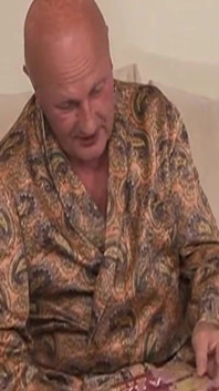 Досвідчена блондинка мамка жорстко скаче на своєму лисому коханому
