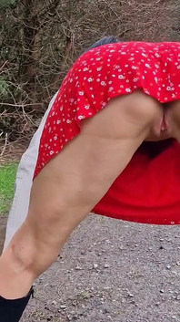 Venkovní nahá s kundičkou zblízka a čůrání