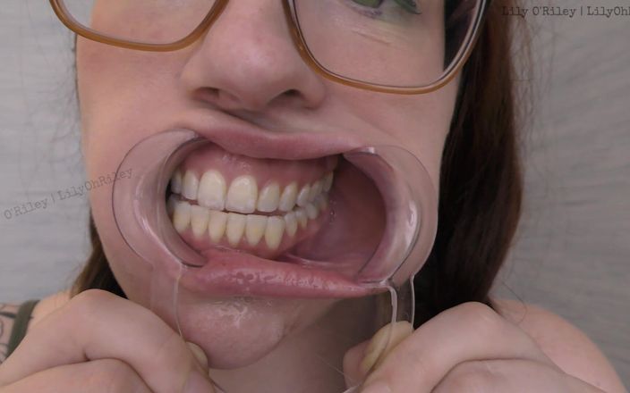 Lily O'Riley: Gafas y gape: sesión de baba estirada por el espéculo...