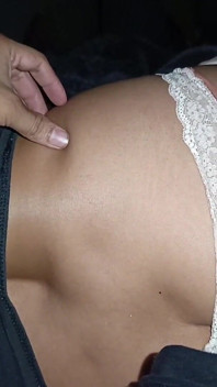 La deliziosa figliastra di mia moglie ama guardare porno mentre scopiamo