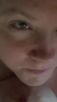 Ich quetscht meine großen möpse und lutscht meine nippel
