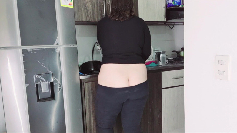 Alice H: Ibu tiri berpantat besar membersihkan dapur