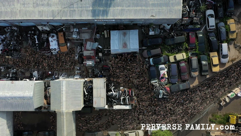 Perverse Family: Perverzní rodina 52.3 sezóna 4 ošukaná v Mud na techno festivalu