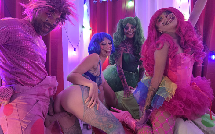Cock Crazed Clowns: Lily Kink ontmoet de roze en groene pikgekke clowns voor...