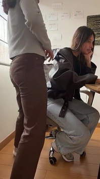 Deri ceketleriyle oynayan lezbiyen fetişi