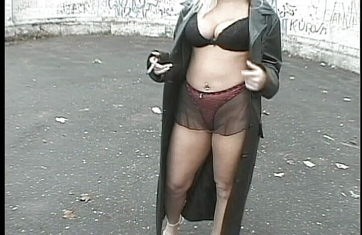 Cryptostudios: Zralá blonďatá děvka dostane gangbang od tří okolních