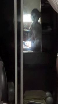 Atención puta ama posar por la ventana abierta
