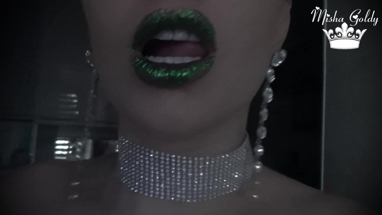 Goddess Misha Goldy: Pancutan keras ke bibir glititeri hijau saya