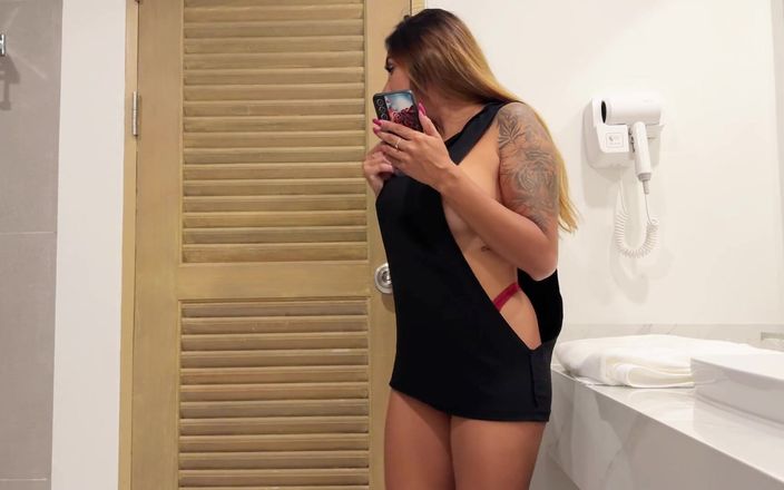 Winter_steph: Casi atrapado! Linda chica tetona se masturba en el baño...