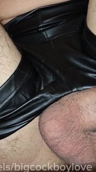 För första gången kom en stor kuk ut ur mina läderbyxor och min sperma rann ut. Hett exklusivt