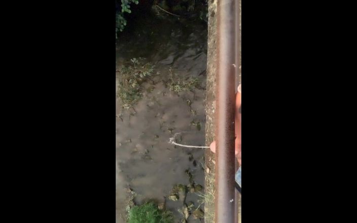 Idmir Sugary: Twink pissen vanaf de brug in de rivier
