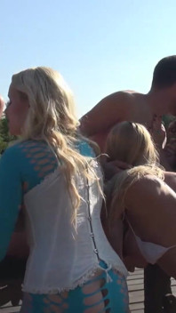 Sexy en geile teven anaal buitenshuis geslagen