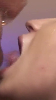 เธอดูดควยลุงเลี้ยงใต้โต๊ะ
