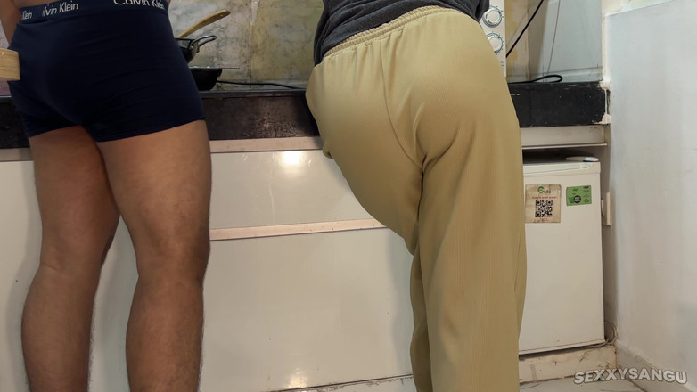 Sexxysangu: 操继母我梦寐以求的女孩成人电影，继子勾引继母在厨房和继母硬操