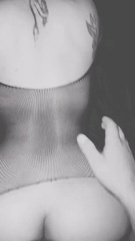 Amatör bir çiftin yatakta ateşli seks yaptığının gece görüş videosu