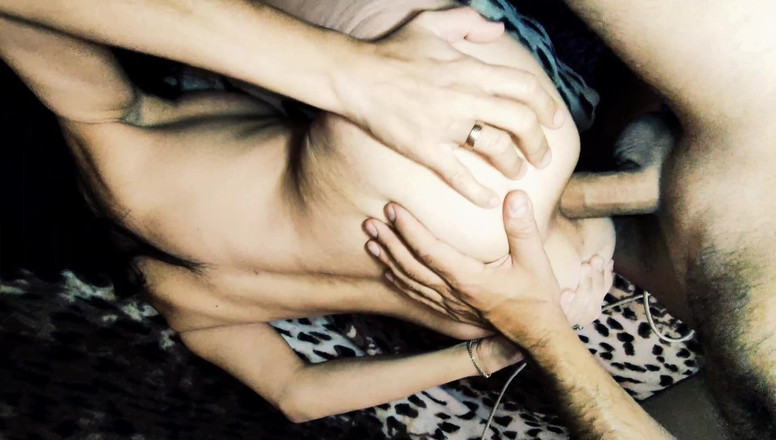 Hotlia: Mi chiedo come il suo culo possa sopportare un anale...