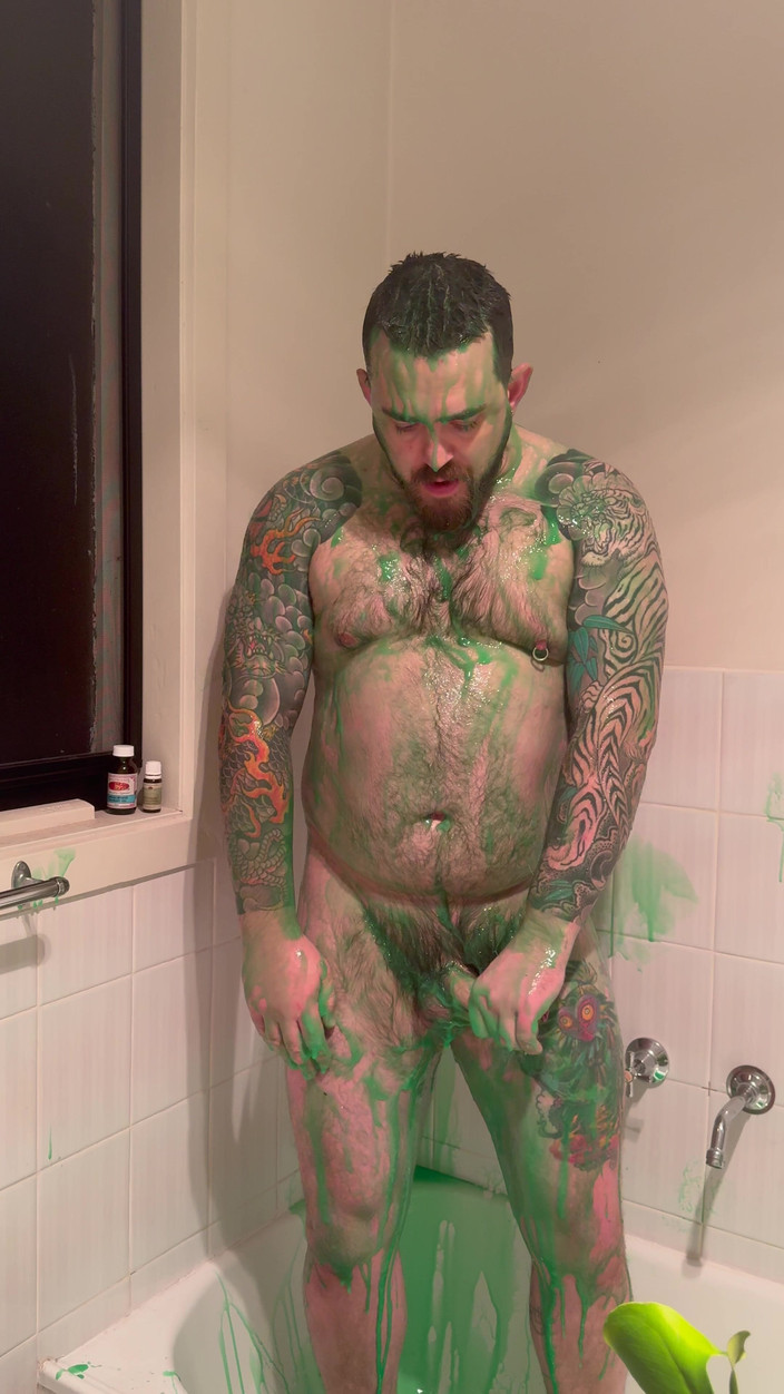 Keller Wolfe: Pulchny niedźwiedź zakrywa się w szlamie i szarpie się