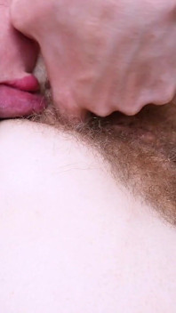 서로의 털이 무성한 보지를 핥고 핑거링할 수 있는 개인실을 찾는 발정난 면도하지 않은 갈색 머리