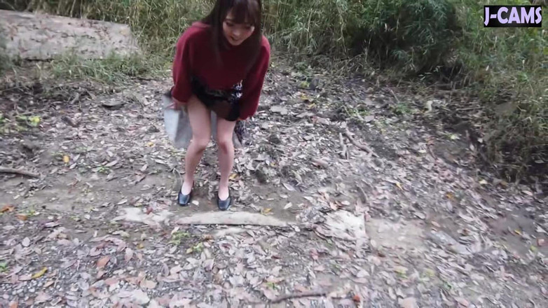 J-Cams: 쾌활한 입술을 가진 쾌활한 사무실 아가씨는 순간 에피소드2를 즐기면서 활짝 웃으며 몸을 숙입니다.