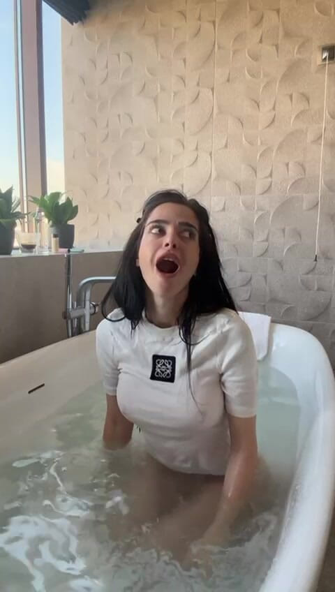 silicone_brunette: Slečna Mokré tričko vás škádlí v bathubu