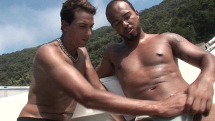 Bareback TV: Un couple homosexuel excité baise sur le bateau