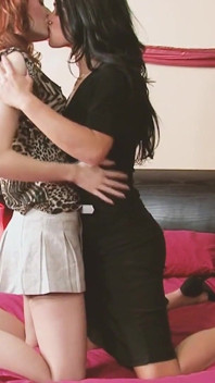 Šťastné sexy holky scéna 4_brunette a zrzavé lesbičky mají sex na houpačce s dvojitým robertkem