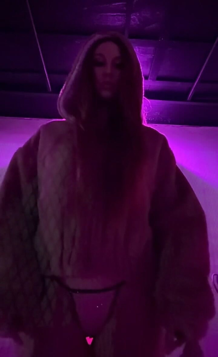 Artemisia Love: Satu rokok memakai bikini dan jaket di kelab itu