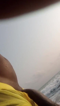 Berjalan dengan kontol punggung besarku mengocok di pantai cotonou sendirian