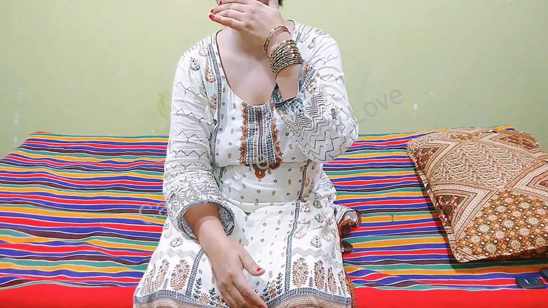 Pakistani CoupleX: Stepmom Fucked in Perfect Round Ass Hindi Audio