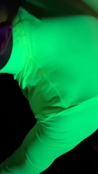 Milf caliente en cuerpo de neón le encanta follar en la oscuridad