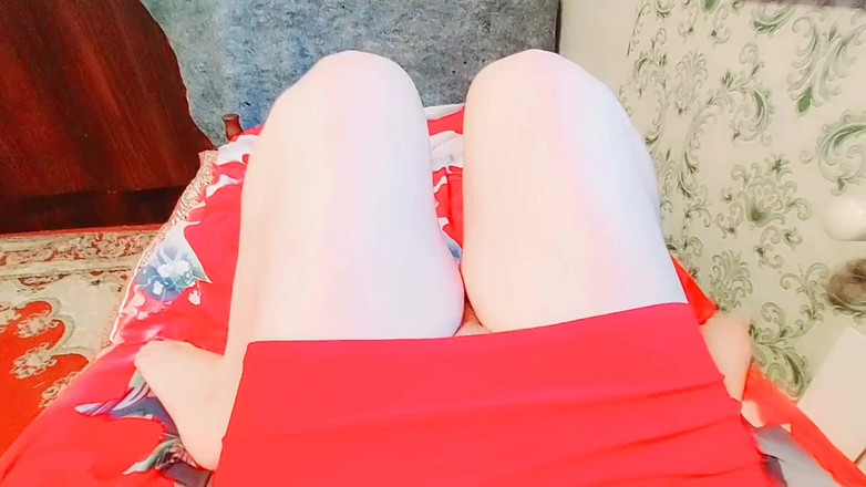 Kitty_Cross: Une superbe citronnée sirotante aux ongles peints brillants