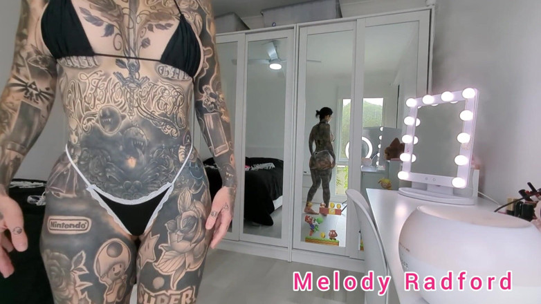 Melody Radford: Micro Bikini och Spets G string Försök med att dra...