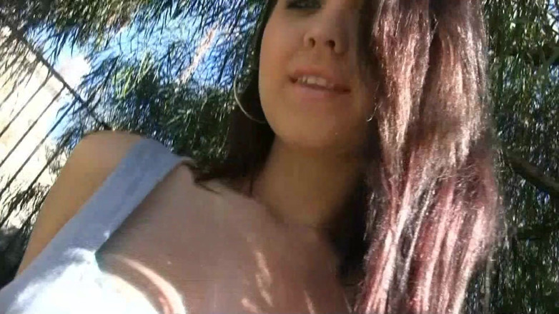 Injoy X: Joven árabe tetona muestra sus tetas fuera de su casa
